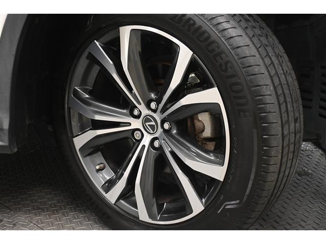 純正アルミホイールはデザインも良く精度は高め。走行安定性がとてもいいんです。