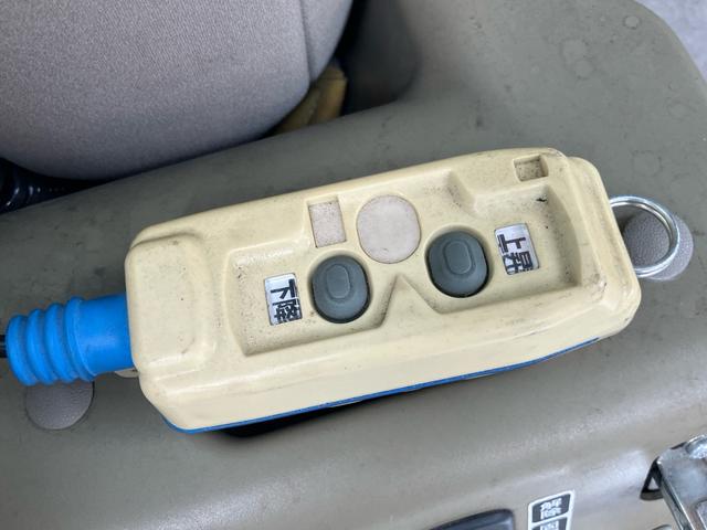 アトレーワゴン 　スローパー　リヤシート付仕様＋コード付リモコン　昇降　ウインチ電動固定　オートエアコン　キーレスエントリー　アルミホイール　電動格納ミラー（8枚目）