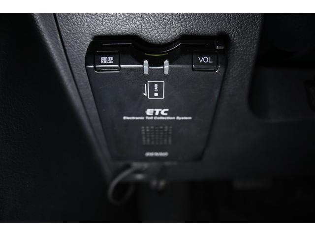 ノア Ｓｉ　フルセグ　ＨＤＤナビ　ＤＶＤ再生　ミュージックプレイヤー接続可　バックカメラ　ＥＴＣ　両側電動スライド　ＨＩＤヘッドライト　ウオークスルー　乗車定員８人　３列シート（11枚目）