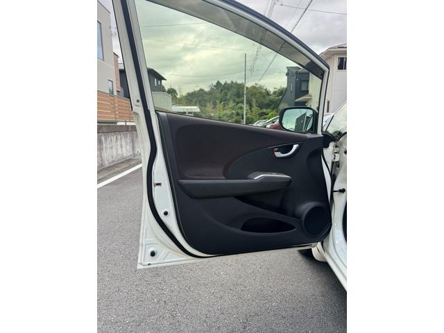 フィットハイブリッド スマートセレクション　ファインスタイル　バックカメラ　フルセグＴＶ　Ｂｌｕｅｔｏｏｔｈ　　ナビ　ＥＴＣ　　アルミホイール　ドアバイザー（16枚目）