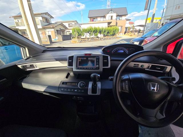 フリード フレックスｉ　エアロ　両側パワースライドドア　ナビ　フルセグＴＶ　バックカメラ　ＥＴＣ　電動格納ミラー　スマートキー　オートエアコン　ドアバイザー　アルミホイール　フリップダウンモニター（4枚目）