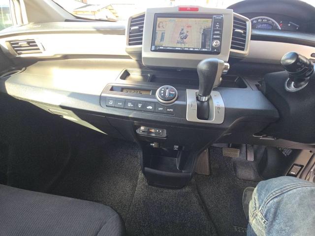 フリード フレックスｉ　エアロ　両側パワースライドドア　ナビ　フルセグＴＶ　バックカメラ　ＥＴＣ　電動格納ミラー　スマートキー　オートエアコン　ドアバイザー　アルミホイール　フリップダウンモニター（7枚目）