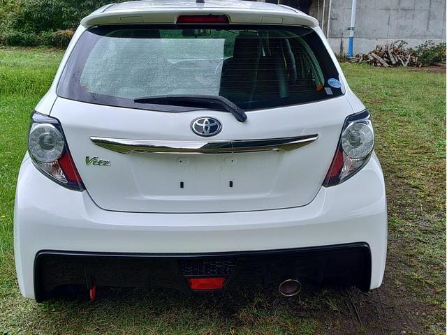 ヴィッツ ＧＲスポーツ　レーシングＰＫＧ　ダッシュ貫通式ロールゲージ　ＴＲＤサスペンション　ロースチールブレーキ　１５インチアルミホイル　シバタイヤ　ＴＲＤスポーツマフラー　トヨタ純正ナビ　ＥＴＣ　スタッドレスタイヤセット（3枚目）