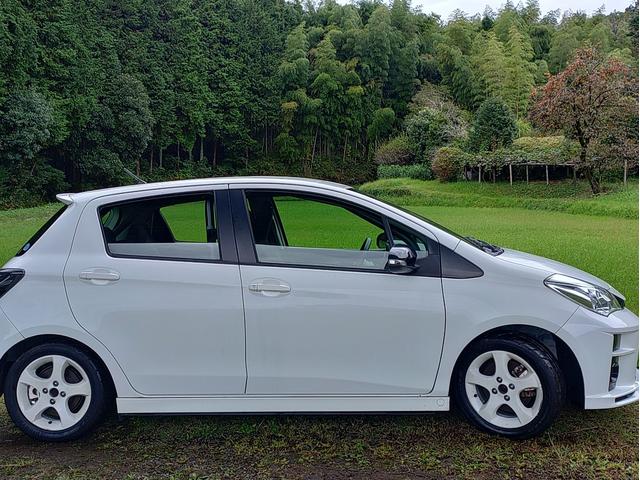 ヴィッツ ＧＲスポーツ　レーシングＰＫＧ　ダッシュ貫通式ロールゲージ　ＴＲＤサスペンション　ロースチールブレーキ　１５インチアルミホイル　シバタイヤ　ＴＲＤスポーツマフラー　トヨタ純正ナビ　ＥＴＣ　スタッドレスタイヤセット（4枚目）