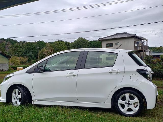 ヴィッツ ＧＲスポーツ　レーシングＰＫＧ　ダッシュ貫通式ロールゲージ　ＴＲＤサスペンション　ロースチールブレーキ　１５インチアルミホイル　シバタイヤ　ＴＲＤスポーツマフラー　トヨタ純正ナビ　ＥＴＣ　スタッドレスタイヤセット（5枚目）