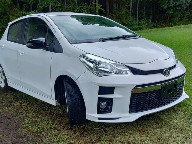 ヴィッツ ＧＲスポーツ　レーシングＰＫＧ　ダッシュ貫通式ロールゲージ　ＴＲＤサスペンション　ロースチールブレーキ　１５インチアルミホイル　シバタイヤ　ＴＲＤスポーツマフラー　トヨタ純正ナビ　ＥＴＣ　スタッドレスタイヤセット（6枚目）