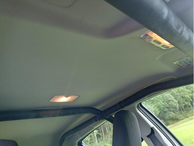 ヴィッツ ＧＲスポーツ　レーシングＰＫＧ　ダッシュ貫通式ロールゲージ　ＴＲＤサスペンション　ロースチールブレーキ　１５インチアルミホイル　シバタイヤ　ＴＲＤスポーツマフラー　トヨタ純正ナビ　ＥＴＣ　スタッドレスタイヤセット（12枚目）