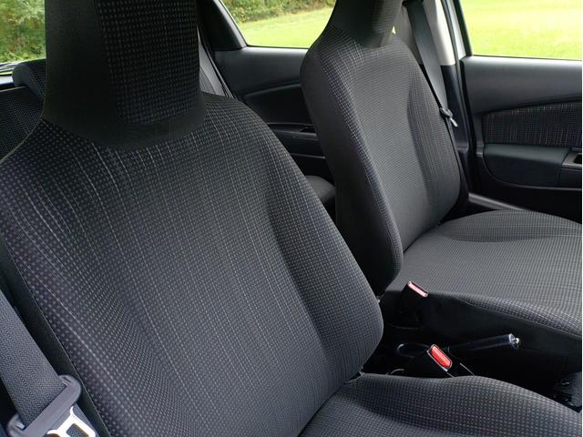 ヴィッツ ＧＲスポーツ　レーシングＰＫＧ　ダッシュ貫通式ロールゲージ　ＴＲＤサスペンション　ロースチールブレーキ　１５インチアルミホイル　シバタイヤ　ＴＲＤスポーツマフラー　トヨタ純正ナビ　ＥＴＣ　スタッドレスタイヤセット（13枚目）