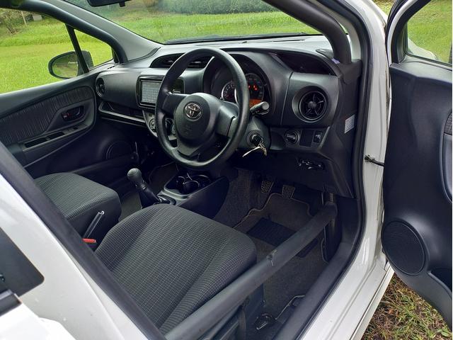 ヴィッツ ＧＲスポーツ　レーシングＰＫＧ　ダッシュ貫通式ロールゲージ　ＴＲＤサスペンション　ロースチールブレーキ　１５インチアルミホイル　シバタイヤ　ＴＲＤスポーツマフラー　トヨタ純正ナビ　ＥＴＣ　スタッドレスタイヤセット（15枚目）