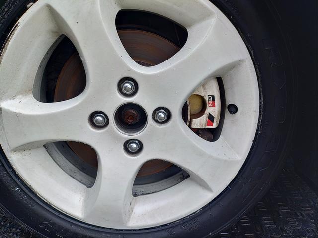 ヴィッツ ＧＲスポーツ　レーシングＰＫＧ　ダッシュ貫通式ロールゲージ　ＴＲＤサスペンション　ロースチールブレーキ　１５インチアルミホイル　シバタイヤ　ＴＲＤスポーツマフラー　トヨタ純正ナビ　ＥＴＣ　スタッドレスタイヤセット（19枚目）