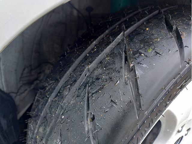 ヴィッツ ＧＲスポーツ　レーシングＰＫＧ　ダッシュ貫通式ロールゲージ　ＴＲＤサスペンション　ロースチールブレーキ　１５インチアルミホイル　シバタイヤ　ＴＲＤスポーツマフラー　トヨタ純正ナビ　ＥＴＣ　スタッドレスタイヤセット（21枚目）