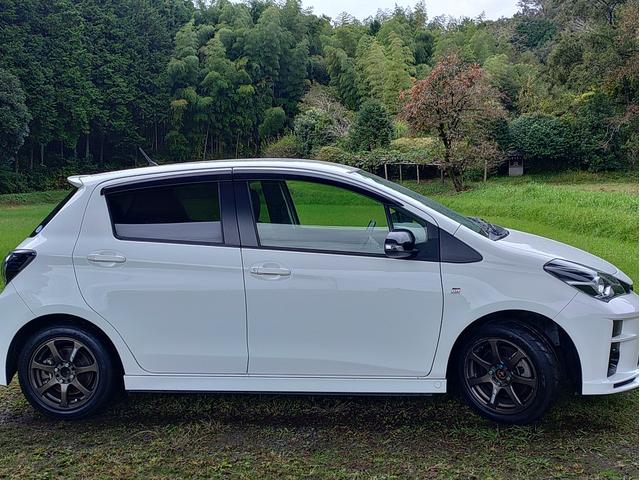 ヴィッツ GRスポーツ 新品シバタイヤ WORKアルミホイル LEDヘッドライト 純正ナビ GRスポーツシート スマートキー オプション ブレーキチューニング フジツボマフラー交換 スタッドレスタイヤセット(4枚目)