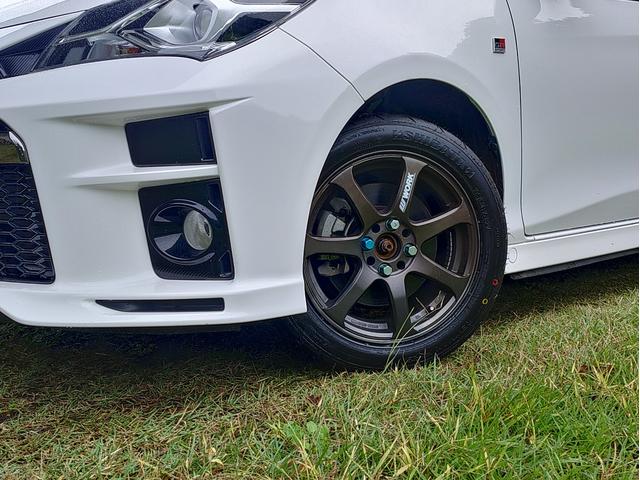 ヴィッツ GRスポーツ 新品シバタイヤ WORKアルミホイル LEDヘッドライト 純正ナビ GRスポーツシート スマートキー オプション ブレーキチューニング フジツボマフラー交換 スタッドレスタイヤセット(7枚目)