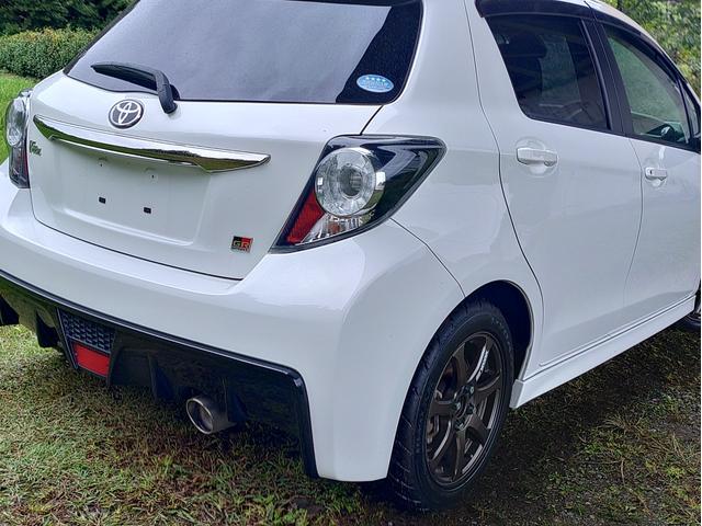 ヴィッツ GRスポーツ 新品シバタイヤ WORKアルミホイル LEDヘッドライト 純正ナビ GRスポーツシート スマートキー オプション ブレーキチューニング フジツボマフラー交換 スタッドレスタイヤセット(8枚目)