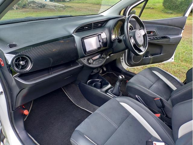 ヴィッツ GRスポーツ 新品シバタイヤ WORKアルミホイル LEDヘッドライト 純正ナビ GRスポーツシート スマートキー オプション ブレーキチューニング フジツボマフラー交換 スタッドレスタイヤセット(30枚目)