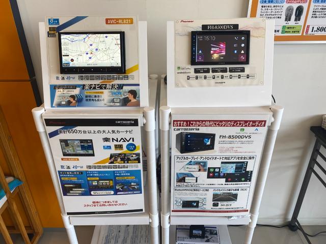 スマートフォンと連携して、スマホのアプリを車のディスプレイで使えるようにするカーオーディオ展示中。もちろん従来のカーナビもご用意しております！