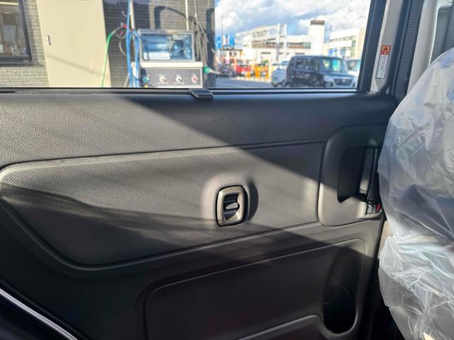 スペーシアカスタム 　両側電動スライドドア　オートクルーズコントロール　オートライト　スマートキー　アイドリングストップ　電動格納ミラー　シートヒーター　ＣＶＴ　アルミホイール　エアコン　パワーステアリング（42枚目）