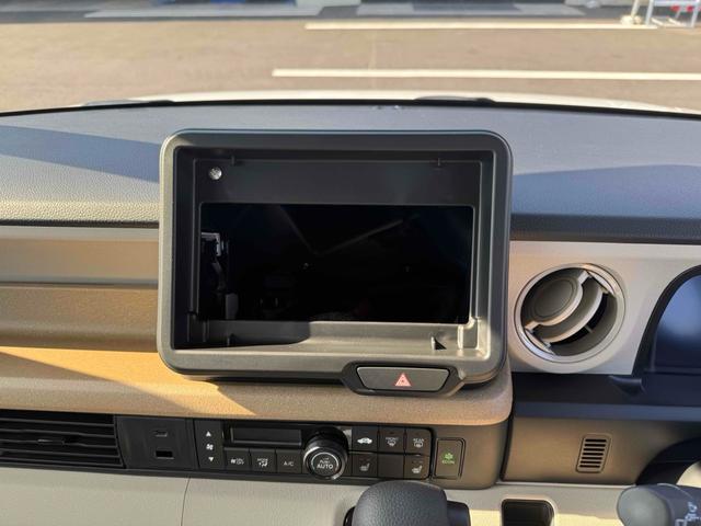 Ｎ－ＢＯＸ ベースグレード　片側電動スライドドア　オートライト　ヘッドライトウォッシャー　スマートキー　アイドリングストップ　電動格納ミラー　シートヒーター　ベンチシート　ＣＶＴ　ＥＳＣ　エアコン　パワーステアリング（4枚目）