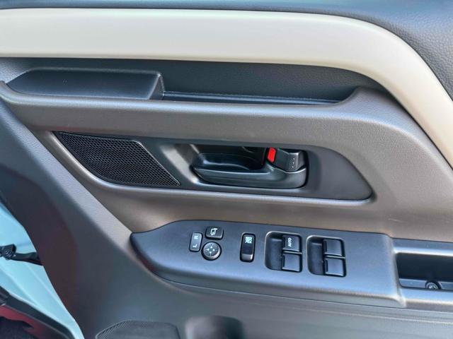 スペーシア ハイブリッドＸ　両側電動スライドドア　クリアランスソナー　オートライト　スマートキー　アイドリングストップ　電動格納ミラー　シートヒーター　ベンチシート　ＣＶＴ　盗難防止システム　ＡＢＳ　オットマン　エアコン（8枚目）