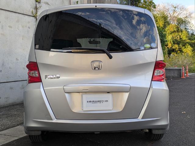 フリード Ｇ　ジャストセレクション　７人乗り／左側パワスラ／純正ナビ／キーレス／バックカメラ／ＥＴＣ／ステアリングリモコン／ＨＩＤライト／オートライト／本革巻きステアリング／タイミングチェーン／禁煙車／取説／保証書／スペアキー（3枚目）