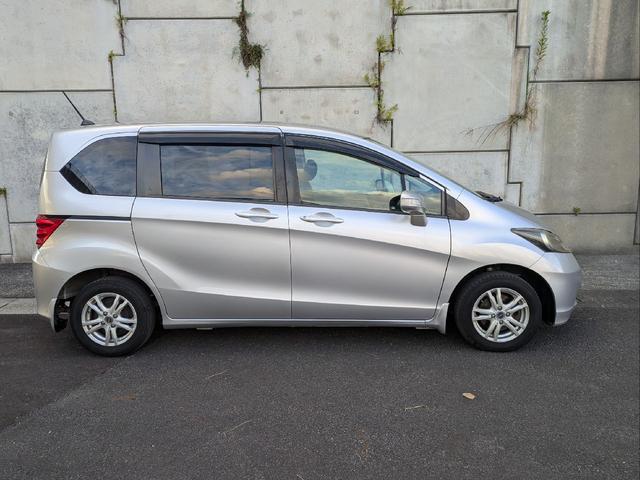 フリード Ｇ　ジャストセレクション　７人乗り／左側パワスラ／純正ナビ／キーレス／バックカメラ／ＥＴＣ／ステアリングリモコン／ＨＩＤライト／オートライト／本革巻きステアリング／タイミングチェーン／禁煙車／取説／保証書／スペアキー（4枚目）