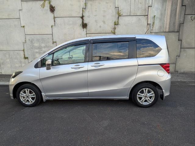 フリード Ｇ　ジャストセレクション　７人乗り／左側パワスラ／純正ナビ／キーレス／バックカメラ／ＥＴＣ／ステアリングリモコン／ＨＩＤライト／オートライト／本革巻きステアリング／タイミングチェーン／禁煙車／取説／保証書／スペアキー（5枚目）