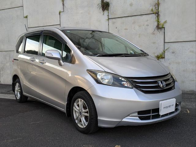 フリード Ｇ　ジャストセレクション　７人乗り／左側パワスラ／純正ナビ／キーレス／バックカメラ／ＥＴＣ／ステアリングリモコン／ＨＩＤライト／オートライト／本革巻きステアリング／タイミングチェーン／禁煙車／取説／保証書／スペアキー（6枚目）