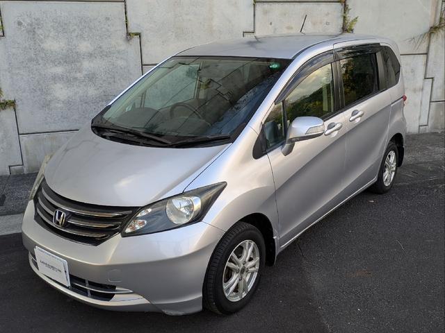 フリード Ｇ　ジャストセレクション　７人乗り／左側パワスラ／純正ナビ／キーレス／バックカメラ／ＥＴＣ／ステアリングリモコン／ＨＩＤライト／オートライト／本革巻きステアリング／タイミングチェーン／禁煙車／取説／保証書／スペアキー（7枚目）