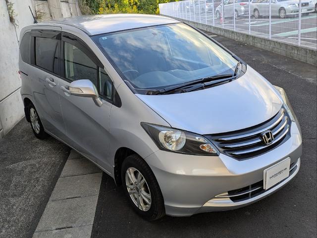 フリード Ｇ　ジャストセレクション　７人乗り／左側パワスラ／純正ナビ／キーレス／バックカメラ／ＥＴＣ／ステアリングリモコン／ＨＩＤライト／オートライト／本革巻きステアリング／タイミングチェーン／禁煙車／取説／保証書／スペアキー（8枚目）