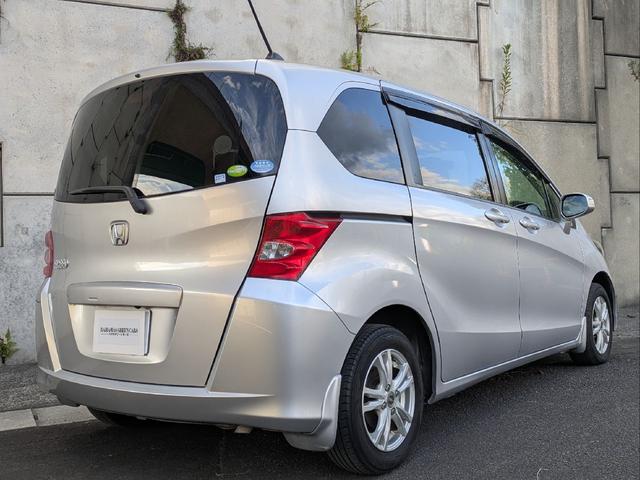 フリード Ｇ　ジャストセレクション　７人乗り／左側パワスラ／純正ナビ／キーレス／バックカメラ／ＥＴＣ／ステアリングリモコン／ＨＩＤライト／オートライト／本革巻きステアリング／タイミングチェーン／禁煙車／取説／保証書／スペアキー（9枚目）