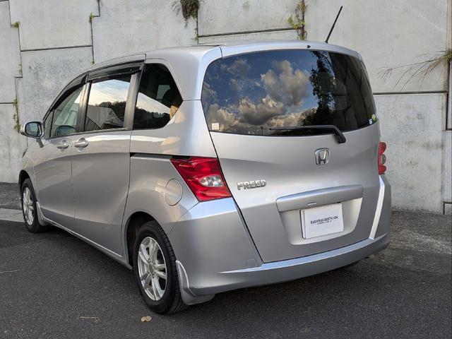 フリード Ｇ　ジャストセレクション　７人乗り／左側パワスラ／純正ナビ／キーレス／バックカメラ／ＥＴＣ／ステアリングリモコン／ＨＩＤライト／オートライト／本革巻きステアリング／タイミングチェーン／禁煙車／取説／保証書／スペアキー（10枚目）