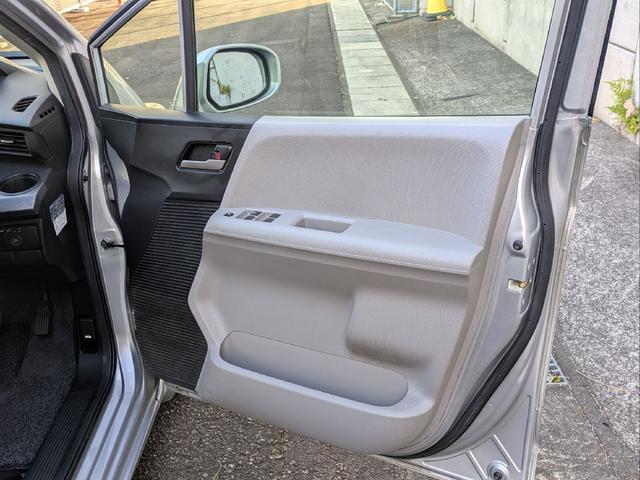 フリード Ｇ　ジャストセレクション　７人乗り／左側パワスラ／純正ナビ／キーレス／バックカメラ／ＥＴＣ／ステアリングリモコン／ＨＩＤライト／オートライト／本革巻きステアリング／タイミングチェーン／禁煙車／取説／保証書／スペアキー（11枚目）