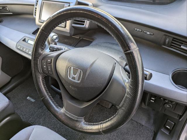 フリード Ｇ　ジャストセレクション　７人乗り／左側パワスラ／純正ナビ／キーレス／バックカメラ／ＥＴＣ／ステアリングリモコン／ＨＩＤライト／オートライト／本革巻きステアリング／タイミングチェーン／禁煙車／取説／保証書／スペアキー（13枚目）