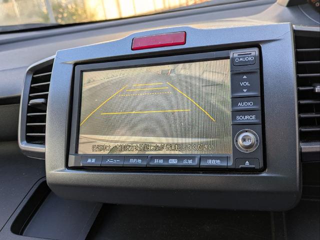 フリード Ｇ　ジャストセレクション　７人乗り／左側パワスラ／純正ナビ／キーレス／バックカメラ／ＥＴＣ／ステアリングリモコン／ＨＩＤライト／オートライト／本革巻きステアリング／タイミングチェーン／禁煙車／取説／保証書／スペアキー（16枚目）