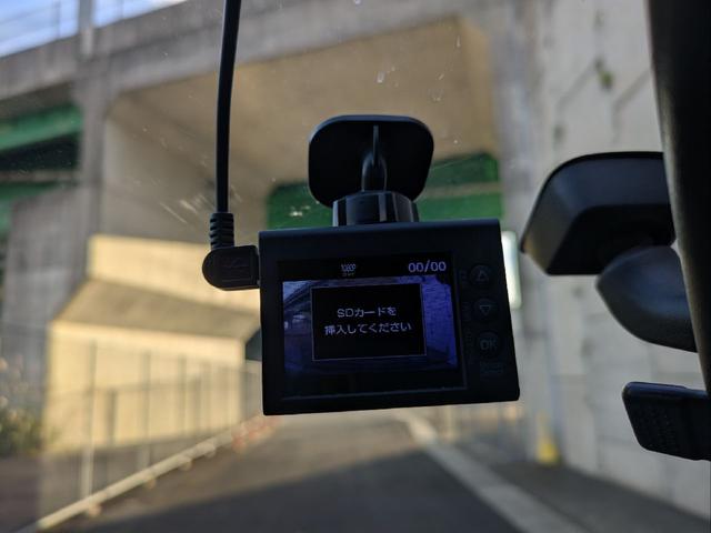 フリード Ｇ　ジャストセレクション　７人乗り／左側パワスラ／純正ナビ／キーレス／バックカメラ／ＥＴＣ／ステアリングリモコン／ＨＩＤライト／オートライト／本革巻きステアリング／タイミングチェーン／禁煙車／取説／保証書／スペアキー（24枚目）