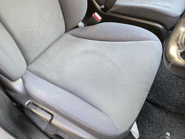 フリード Ｇ　ジャストセレクション　７人乗り／左側パワスラ／純正ナビ／キーレス／バックカメラ／ＥＴＣ／ステアリングリモコン／ＨＩＤライト／オートライト／本革巻きステアリング／タイミングチェーン／禁煙車／取説／保証書／スペアキー（28枚目）