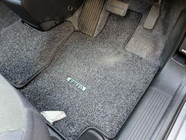 フリード Ｇ　ジャストセレクション　７人乗り／左側パワスラ／純正ナビ／キーレス／バックカメラ／ＥＴＣ／ステアリングリモコン／ＨＩＤライト／オートライト／本革巻きステアリング／タイミングチェーン／禁煙車／取説／保証書／スペアキー（29枚目）