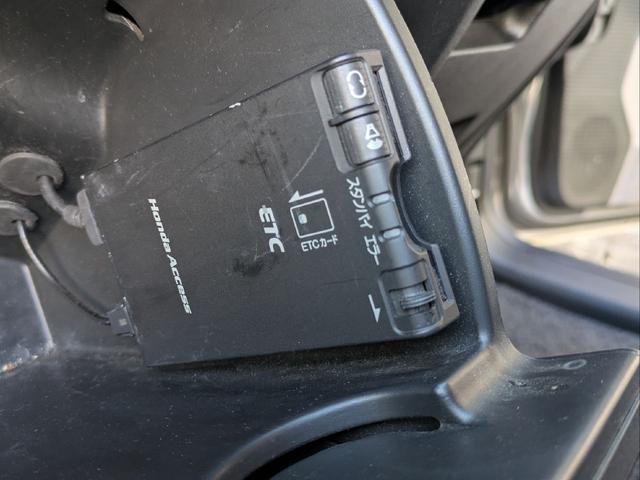 フリード Ｇ　ジャストセレクション　７人乗り／左側パワスラ／純正ナビ／キーレス／バックカメラ／ＥＴＣ／ステアリングリモコン／ＨＩＤライト／オートライト／本革巻きステアリング／タイミングチェーン／禁煙車／取説／保証書／スペアキー（36枚目）