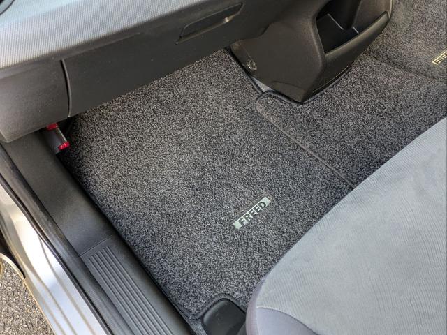 フリード Ｇ　ジャストセレクション　７人乗り／左側パワスラ／純正ナビ／キーレス／バックカメラ／ＥＴＣ／ステアリングリモコン／ＨＩＤライト／オートライト／本革巻きステアリング／タイミングチェーン／禁煙車／取説／保証書／スペアキー（43枚目）