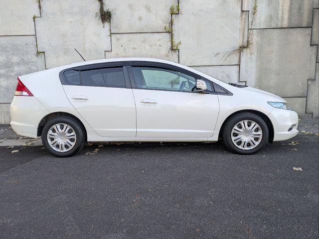 インサイト Ｌ　車検令和９年７月／タイヤ４本新品交換／キーレス／純正ＨＤＤナビ／ＨＩＤライト／バックカメラ／ＥＴＣ／本革巻きステアリング／ステアリモコン／タイミングチェーン／禁煙車／取説／スペアキー／保証書／記録簿／（5枚目）