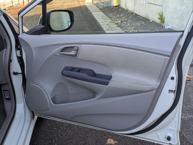 インサイト Ｌ　車検令和９年７月／タイヤ４本新品交換／キーレス／純正ＨＤＤナビ／ＨＩＤライト／バックカメラ／ＥＴＣ／本革巻きステアリング／ステアリモコン／タイミングチェーン／禁煙車／取説／スペアキー／保証書／記録簿／（11枚目）