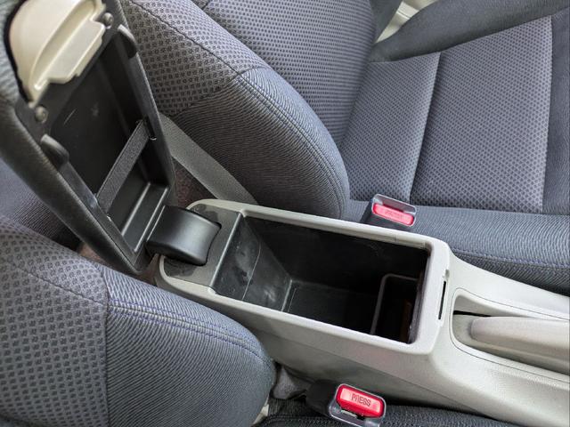 インサイト Ｌ　車検令和９年７月／タイヤ４本新品交換／キーレス／純正ＨＤＤナビ／ＨＩＤライト／バックカメラ／ＥＴＣ／本革巻きステアリング／ステアリモコン／タイミングチェーン／禁煙車／取説／スペアキー／保証書／記録簿／（47枚目）