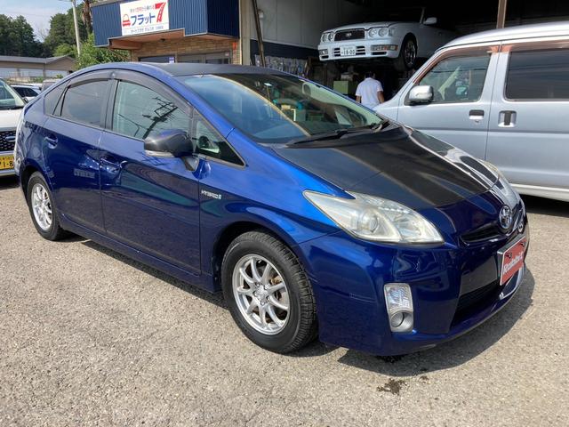 プリウス Ｓ　リフトアップ／ＡＴタイヤ／ＴＨＵＬＥベースキャリア／ルーフラック／バグガード／ＵＳヘッドライト（風ｗ）／スマートキー／プッシュスタート／純正バイザー／フロアマット／ＬＥＤライト（3枚目）