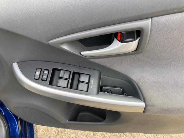 プリウス Ｓ　リフトアップ／ＡＴタイヤ／ＴＨＵＬＥベースキャリア／ルーフラック／バグガード／ＵＳヘッドライト（風ｗ）／スマートキー／プッシュスタート／純正バイザー／フロアマット／ＬＥＤライト（21枚目）