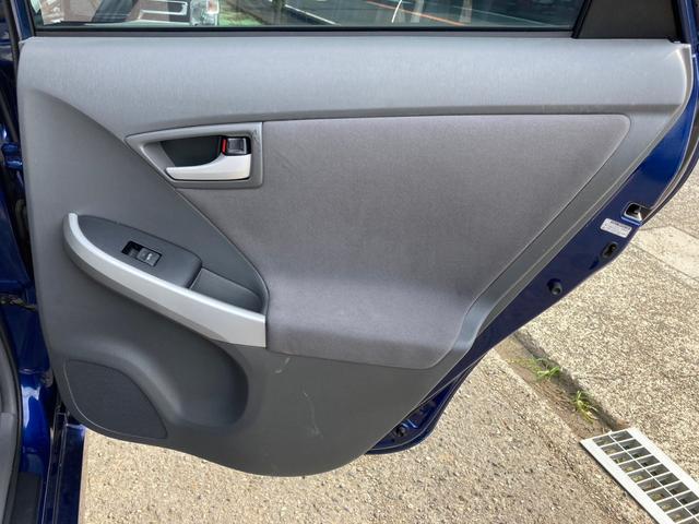 プリウス Ｓ　リフトアップ／ＡＴタイヤ／ＴＨＵＬＥベースキャリア／ルーフラック／バグガード／ＵＳヘッドライト（風ｗ）／スマートキー／プッシュスタート／純正バイザー／フロアマット／ＬＥＤライト（22枚目）