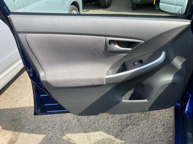 プリウス Ｓ　リフトアップ／ＡＴタイヤ／ＴＨＵＬＥベースキャリア／ルーフラック／バグガード／ＵＳヘッドライト（風ｗ）／スマートキー／プッシュスタート／純正バイザー／フロアマット／ＬＥＤライト（24枚目）