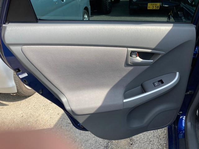 プリウス Ｓ　リフトアップ／ＡＴタイヤ／ＴＨＵＬＥベースキャリア／ルーフラック／バグガード／ＵＳヘッドライト（風ｗ）／スマートキー／プッシュスタート／純正バイザー／フロアマット／ＬＥＤライト（26枚目）