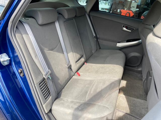 プリウス Ｓ　リフトアップ／ＡＴタイヤ／ＴＨＵＬＥベースキャリア／ルーフラック／バグガード／ＵＳヘッドライト（風ｗ）／スマートキー／プッシュスタート／純正バイザー／フロアマット／ＬＥＤライト（30枚目）