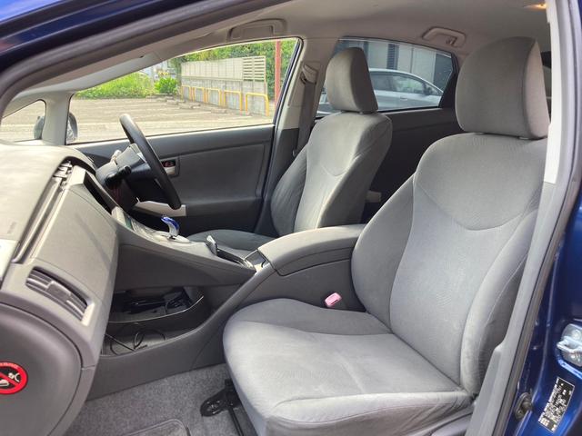 プリウス Ｓ　リフトアップ／ＡＴタイヤ／ＴＨＵＬＥベースキャリア／ルーフラック／バグガード／ＵＳヘッドライト（風ｗ）／スマートキー／プッシュスタート／純正バイザー／フロアマット／ＬＥＤライト（31枚目）