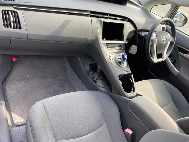 プリウス Ｓ　リフトアップ／ＡＴタイヤ／ＴＨＵＬＥベースキャリア／ルーフラック／バグガード／ＵＳヘッドライト（風ｗ）／スマートキー／プッシュスタート／純正バイザー／フロアマット／ＬＥＤライト（32枚目）